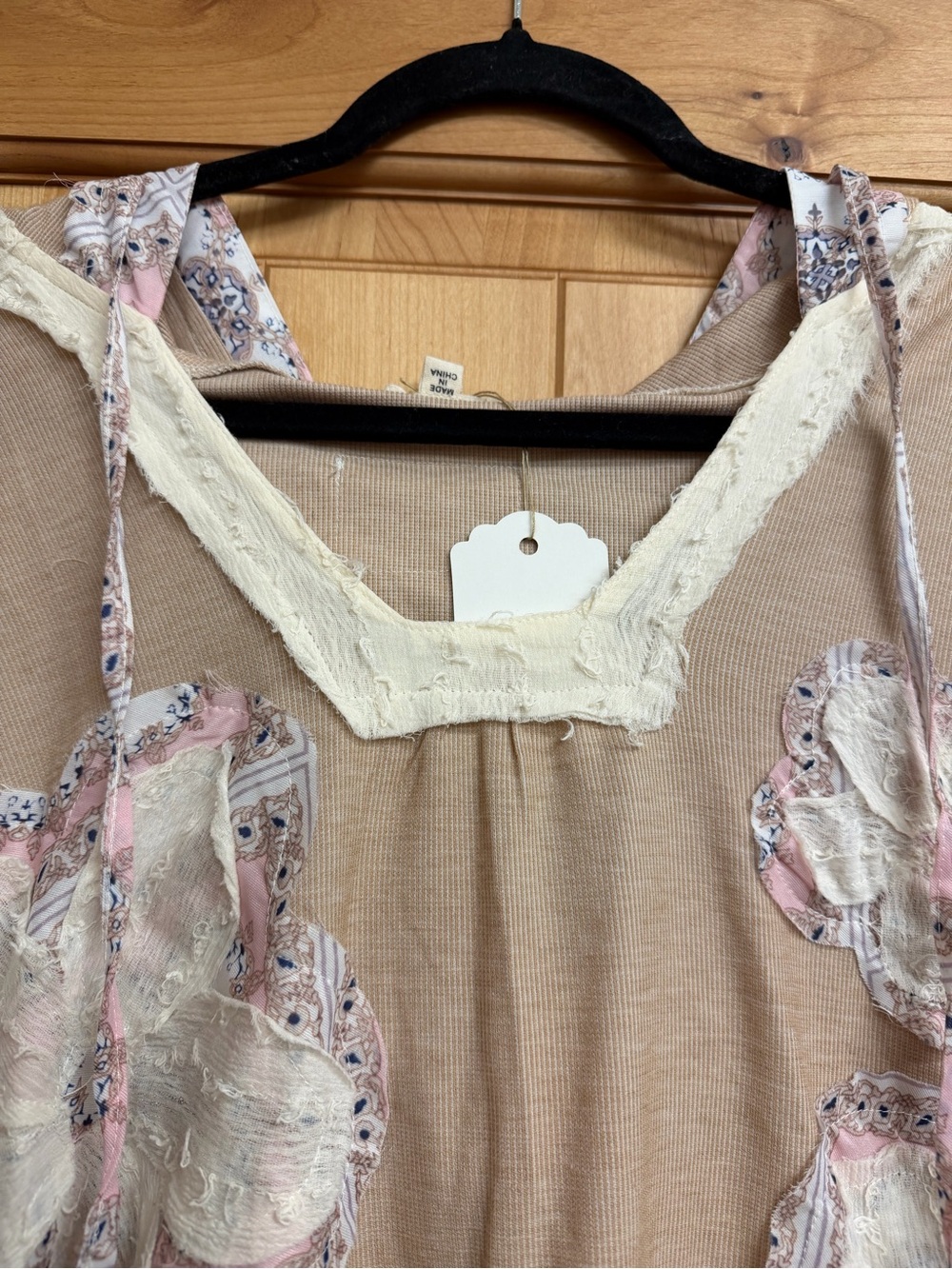 POL Boho Floral Appliqué V-Neck Women's Top - Picture 5 of 8